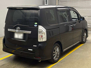 TOYOTA VOXY 2013