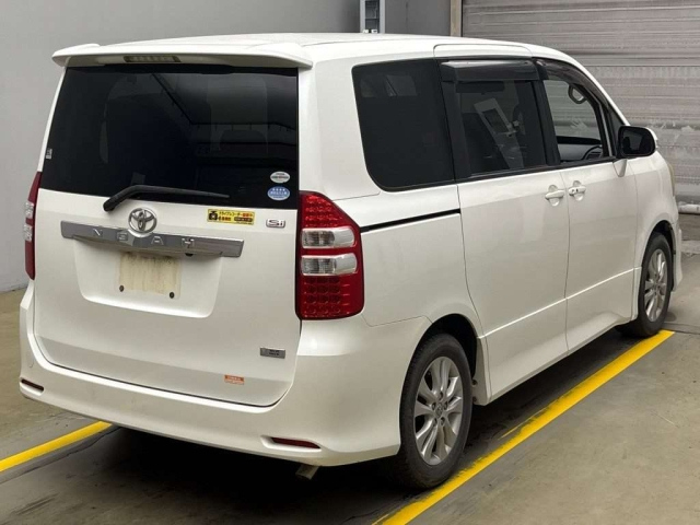 TOYOTA NOAH 2010