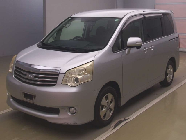 TOYOTA NOAH 2010
