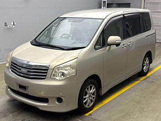 TOYOTA NOAH 2010