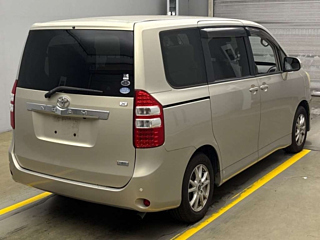 TOYOTA NOAH 2010
