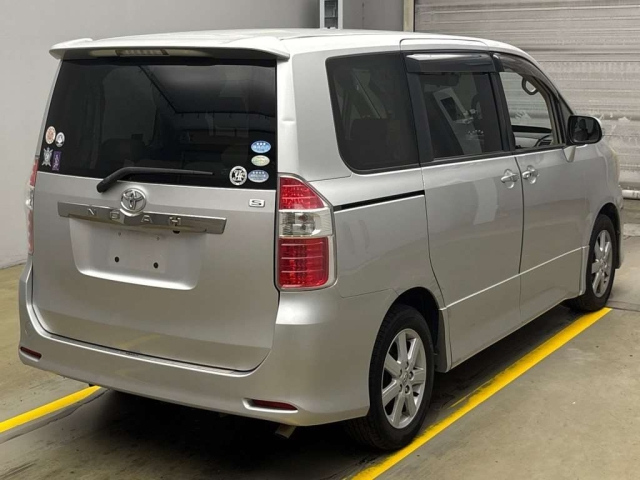 TOYOTA NOAH 2009