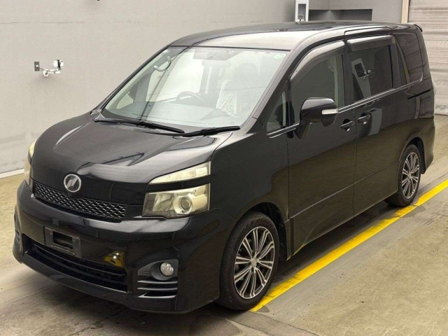 TOYOTA VOXY 2011