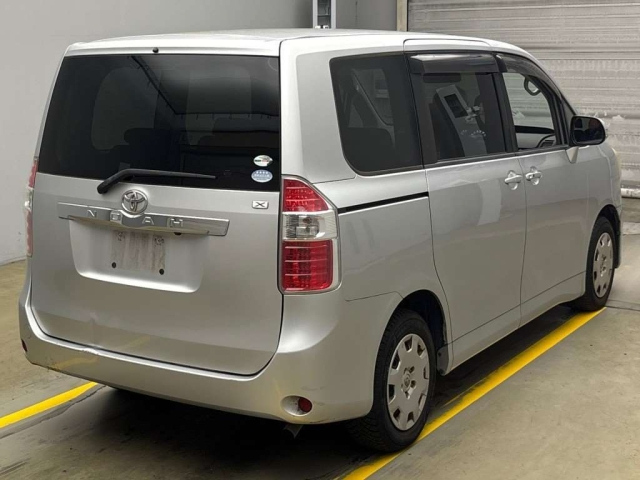 TOYOTA NOAH 2009