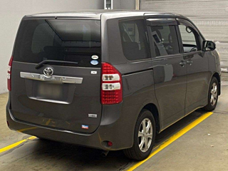 TOYOTA NOAH 2010