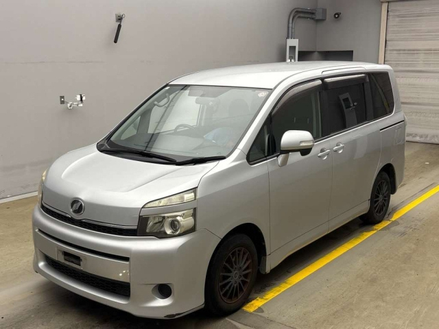 TOYOTA VOXY 2010