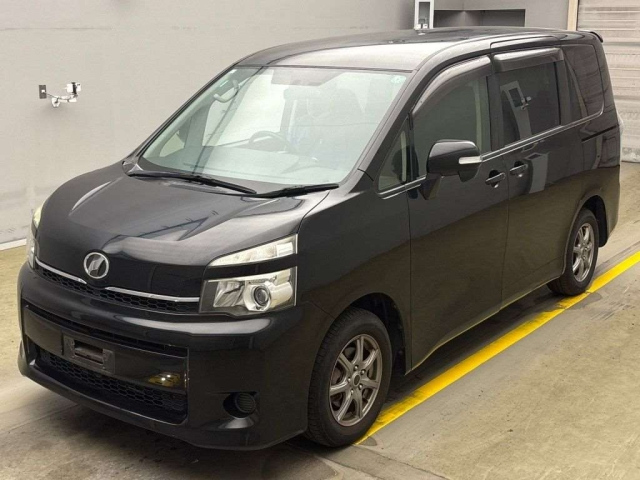 TOYOTA VOXY 2013