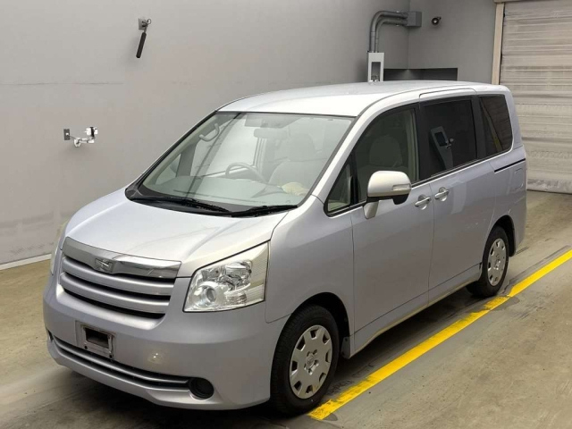 TOYOTA NOAH 2009