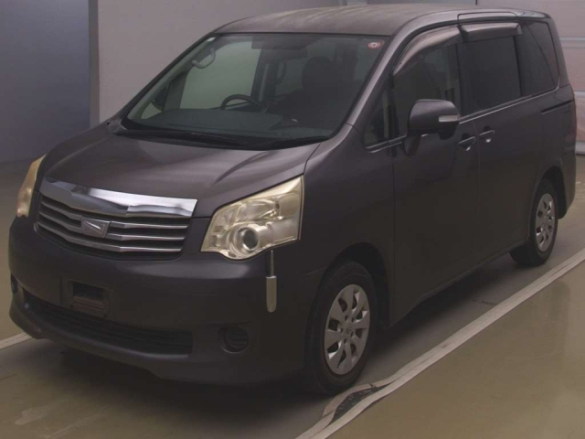 TOYOTA NOAH 2010