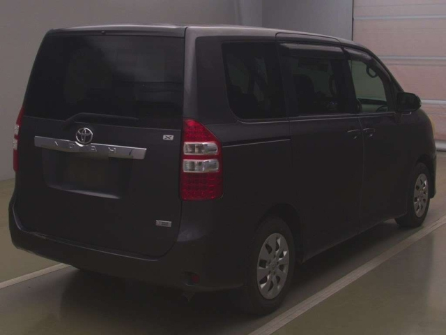 TOYOTA NOAH 2010
