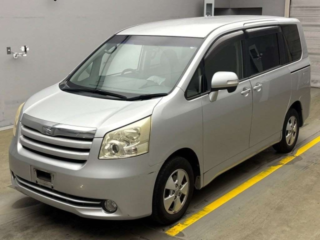 TOYOTA NOAH 2008