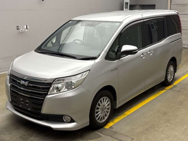 TOYOTA NOAH 2014