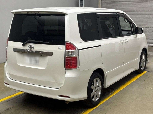 TOYOTA NOAH 2009