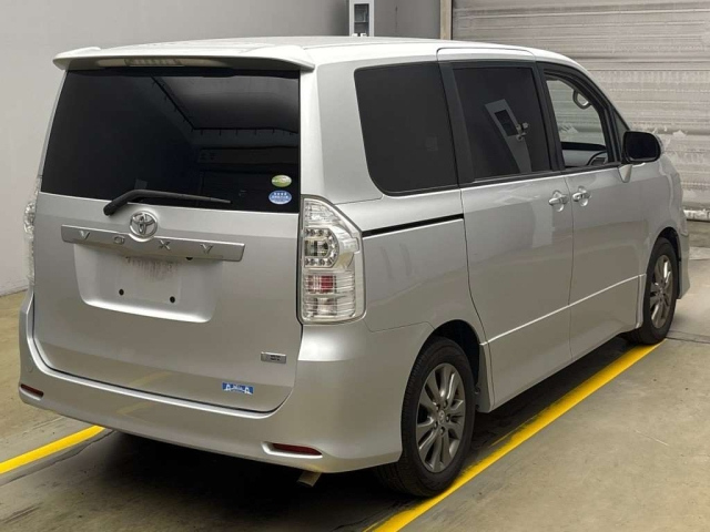 TOYOTA VOXY 2011