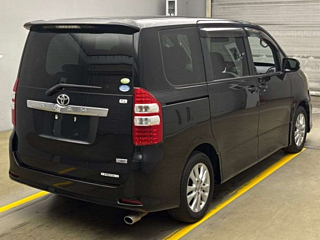 TOYOTA NOAH 2010