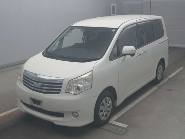TOYOTA NOAH 2011