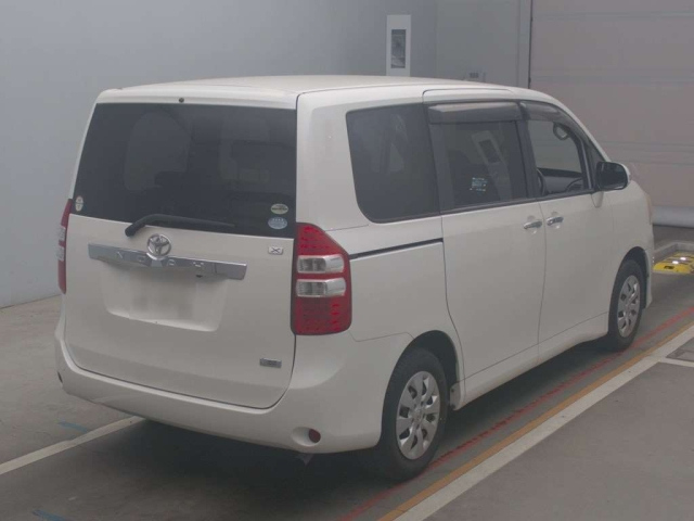 TOYOTA NOAH 2011