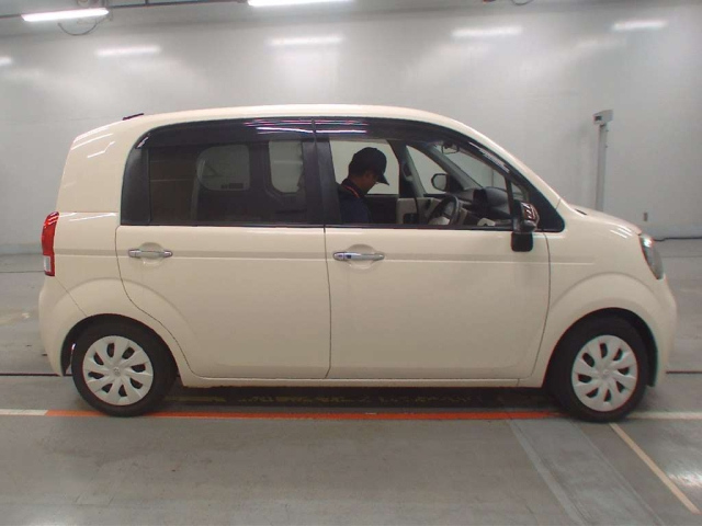 TOYOTA PORTE 2015
