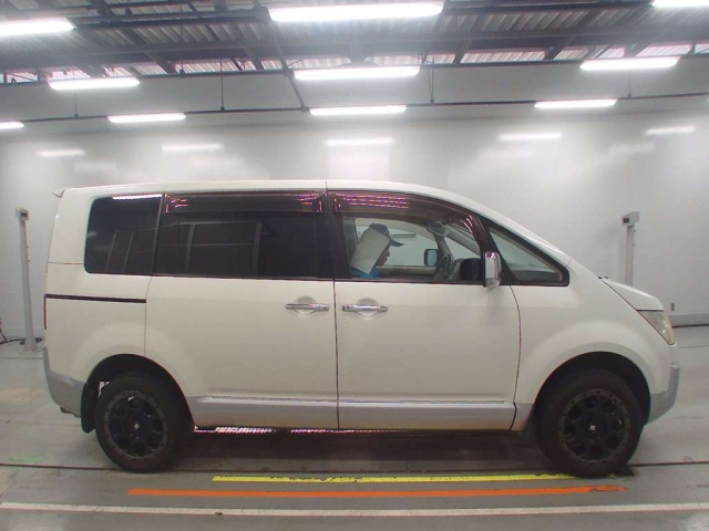 MITSUBISHI DELICA D5 2011