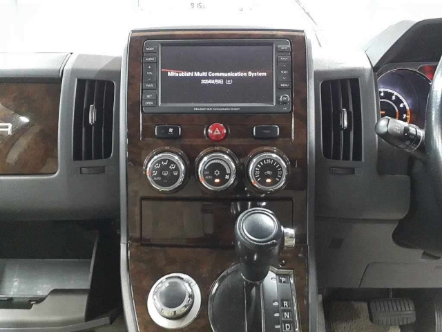 MITSUBISHI DELICA D5 2011