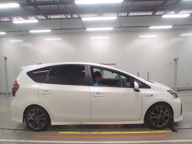 TOYOTA PRIUS ALPHA 2021