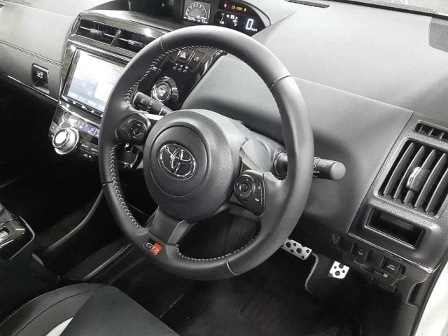 TOYOTA PRIUS ALPHA 2021