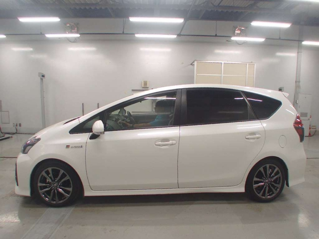 TOYOTA PRIUS ALPHA 2021