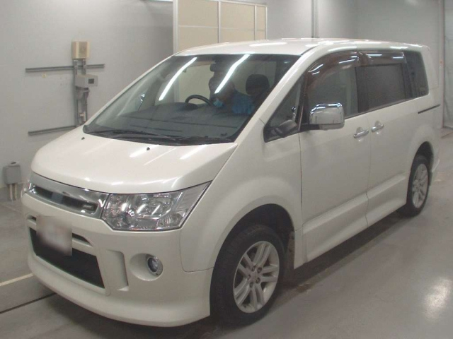 MITSUBISHI DELICA D5 2011