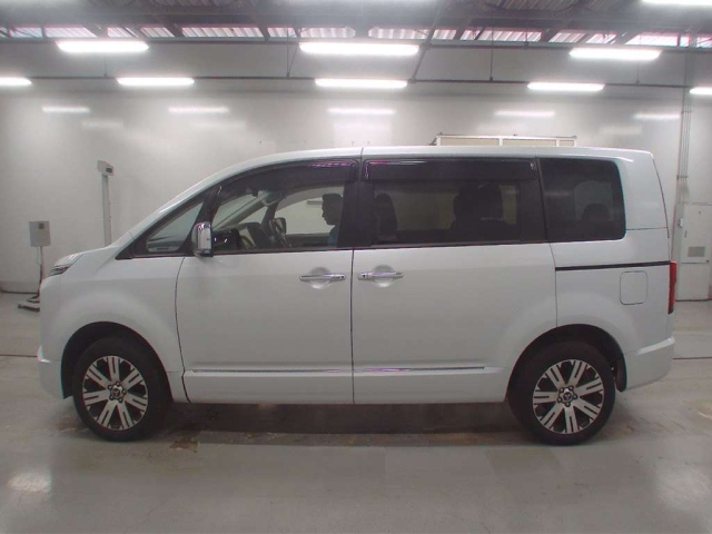 MITSUBISHI DELICA D5 2023