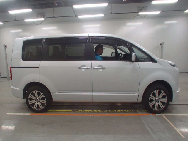 MITSUBISHI DELICA D5 2023