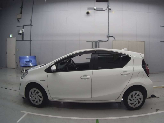 TOYOTA AQUA 2016
