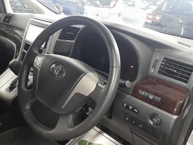 TOYOTA VELLFIRE 2013