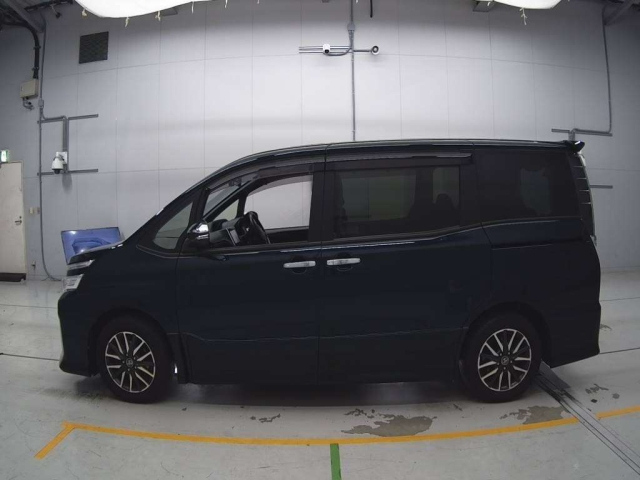 TOYOTA VOXY 2015
