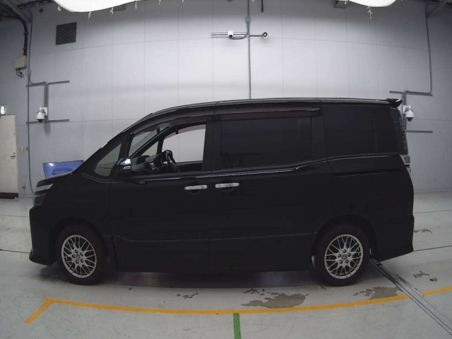 TOYOTA VOXY 2020