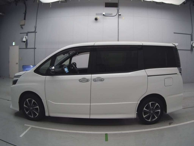 TOYOTA VOXY 2019