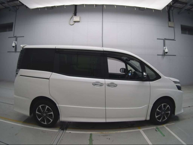 TOYOTA VOXY 2019