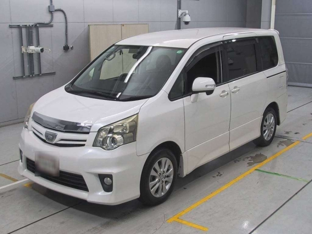 TOYOTA NOAH 2013