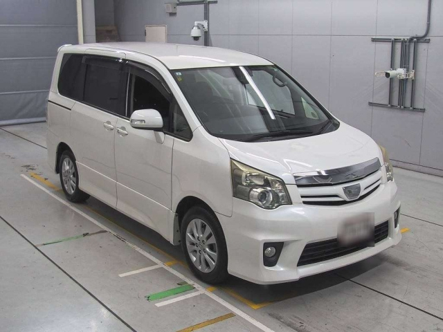 TOYOTA NOAH 2013