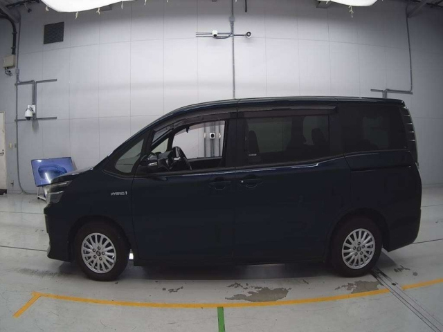 TOYOTA VOXY 2014