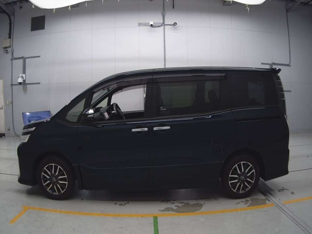 TOYOTA VOXY 2015