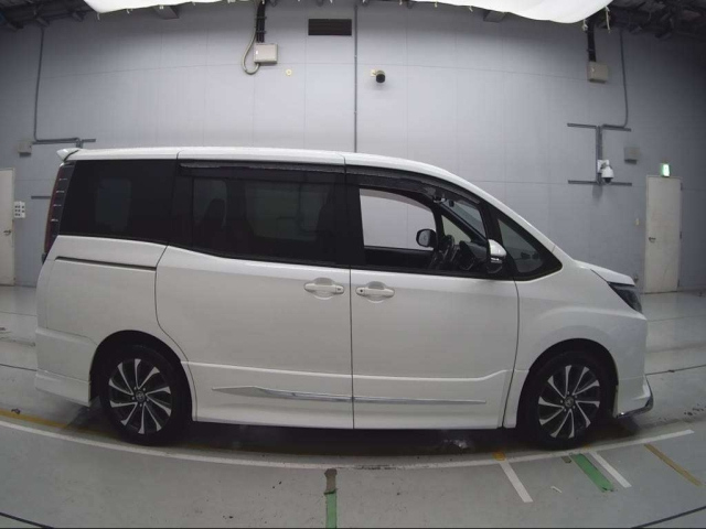 TOYOTA NOAH 2017