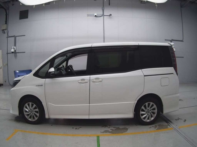 TOYOTA NOAH 2017