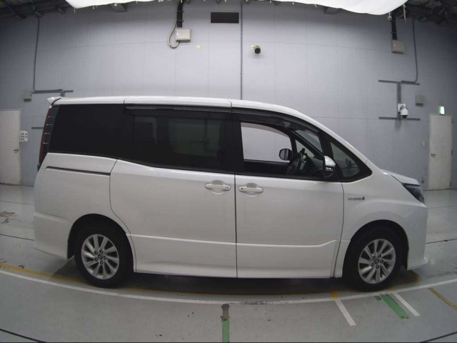 TOYOTA NOAH 2017