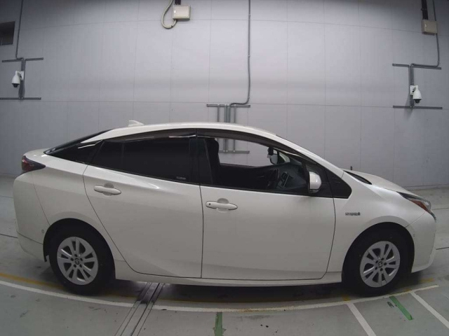 TOYOTA PRIUS 2018