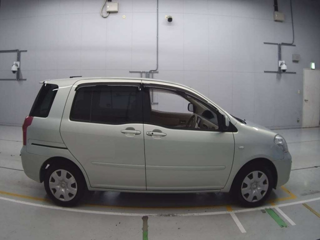 TOYOTA RAUM 2010