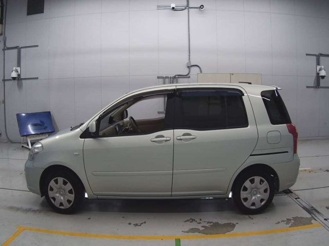 TOYOTA RAUM 2010