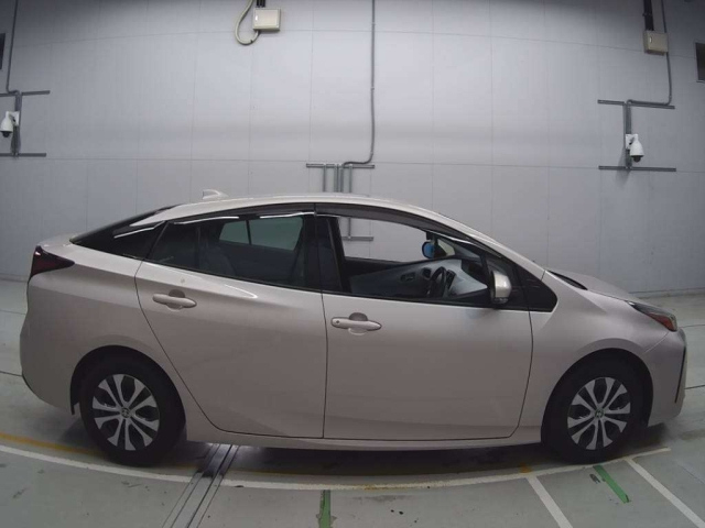 TOYOTA PRIUS 2021