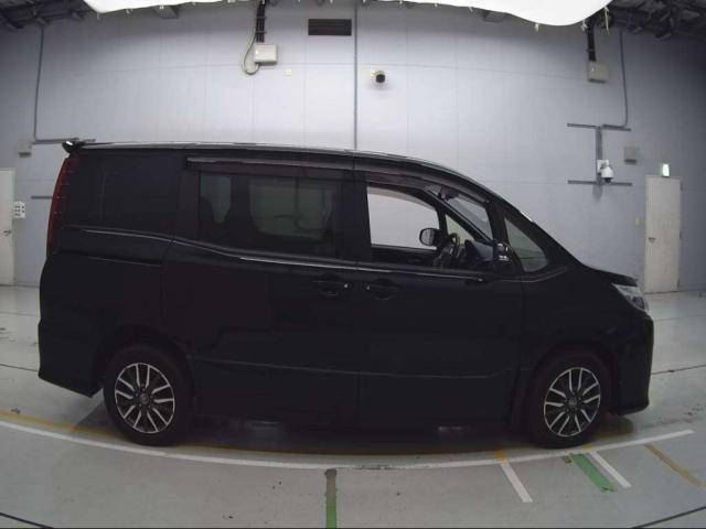 TOYOTA NOAH 2015