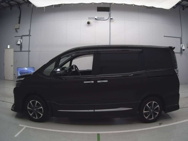 TOYOTA VOXY 2018