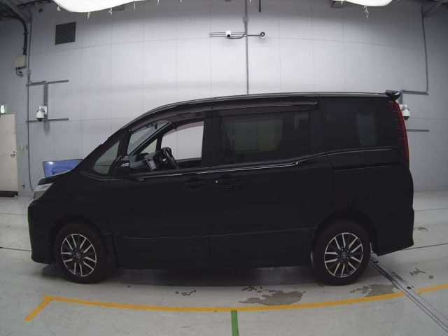 TOYOTA NOAH 2015